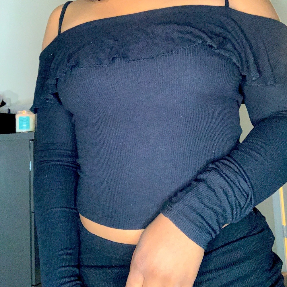 Black long sleeve crop (stretchy)